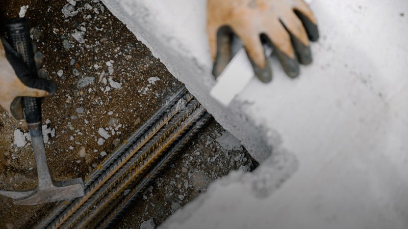 Detailansicht Hände bei der Konstruktion